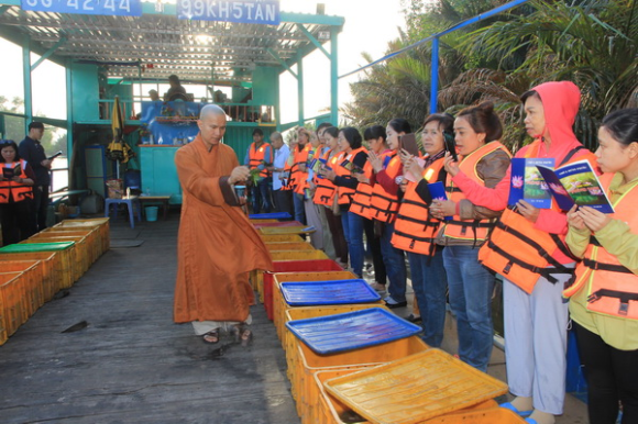 Đoàn Từ Thiện Chùa Hưng Phước Phóng Sanh Cá_Lần 5-2017/31-12-2017